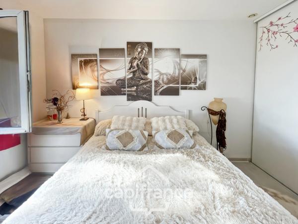 MAISON FAMILIALE de 80 m2 de surface au sol,terrain 180 m2, 3 chambres, salle de bain, salle d'eau, jardin, terrasse abritée, piscine résidentielle, place de parking privative
