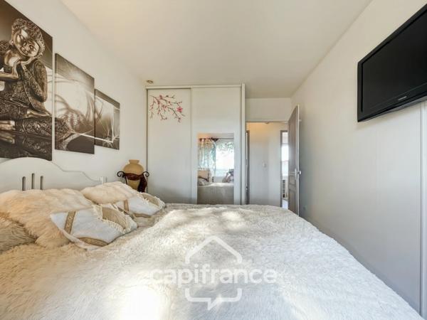 MAISON FAMILIALE de 80 m2 de surface au sol,terrain 180 m2, 3 chambres, salle de bain, salle d'eau, jardin, terrasse abritée, piscine résidentielle, place de parking privative