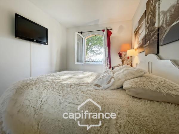 MAISON FAMILIALE de 80 m2 de surface au sol,terrain 180 m2, 3 chambres, salle de bain, salle d'eau, jardin, terrasse abritée, piscine résidentielle, place de parking privative