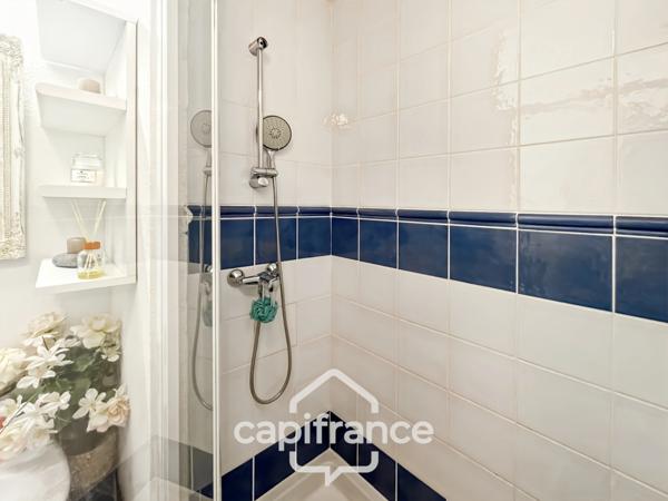 MAISON FAMILIALE de 80 m2 de surface au sol,terrain 180 m2, 3 chambres, salle de bain, salle d'eau, jardin, terrasse abritée, piscine résidentielle, place de parking privative