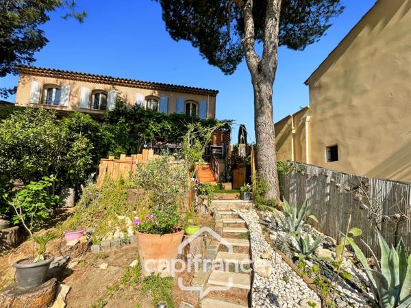 MAISON FAMILIALE de 80 m2 de surface au sol,terrain 180 m2, 3 chambres, salle de bain, salle d'eau, jardin, terrasse abritée, piscine résidentielle, place de parking privative