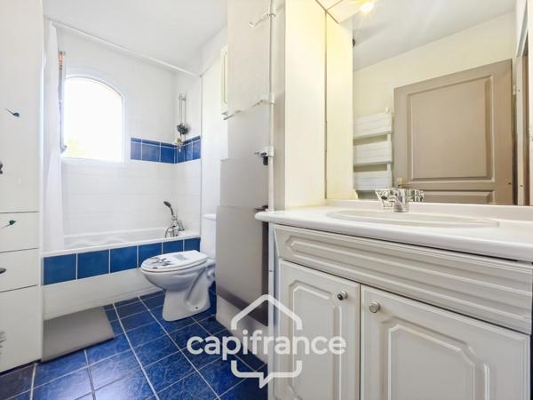 MAISON FAMILIALE de 80 m2 de surface au sol,terrain 180 m2, 3 chambres, salle de bain, salle d'eau, jardin, terrasse abritée, piscine résidentielle, place de parking privative