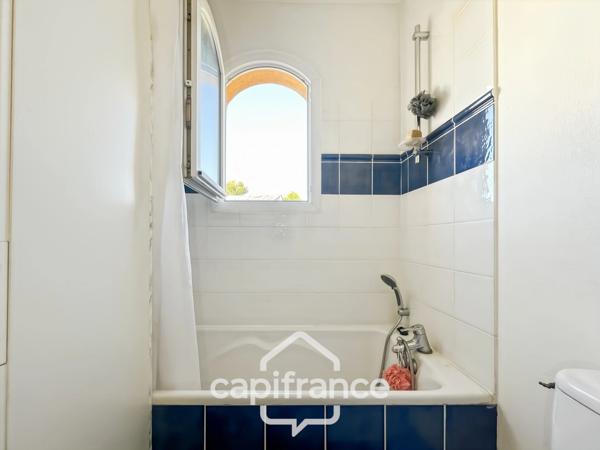MAISON FAMILIALE de 80 m2 de surface au sol,terrain 180 m2, 3 chambres, salle de bain, salle d'eau, jardin, terrasse abritée, piscine résidentielle, place de parking privative