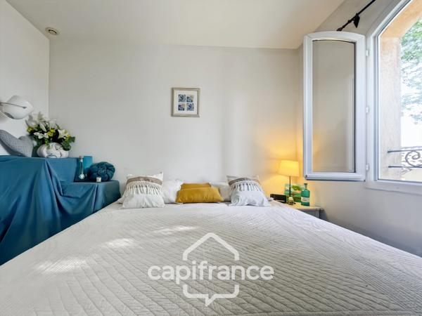 MAISON FAMILIALE de 80 m2 de surface au sol,terrain 180 m2, 3 chambres, salle de bain, salle d'eau, jardin, terrasse abritée, piscine résidentielle, place de parking privative