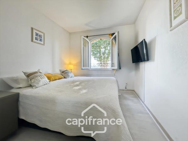 MAISON FAMILIALE de 80 m2 de surface au sol,terrain 180 m2, 3 chambres, salle de bain, salle d'eau, jardin, terrasse abritée, piscine résidentielle, place de parking privative