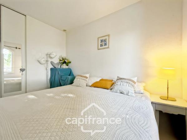 MAISON FAMILIALE de 80 m2 de surface au sol,terrain 180 m2, 3 chambres, salle de bain, salle d'eau, jardin, terrasse abritée, piscine résidentielle, place de parking privative