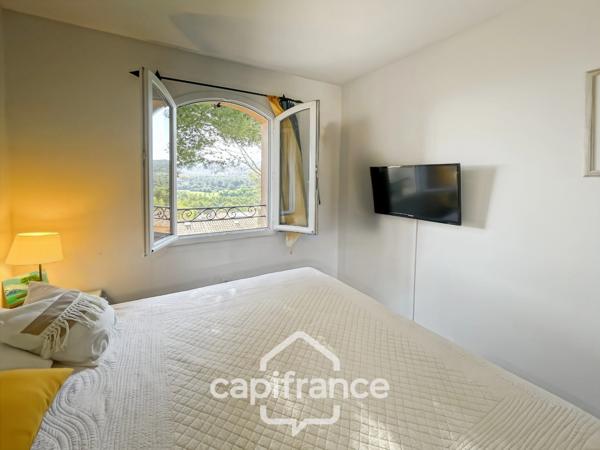 MAISON FAMILIALE de 80 m2 de surface au sol,terrain 180 m2, 3 chambres, salle de bain, salle d'eau, jardin, terrasse abritée, piscine résidentielle, place de parking privative