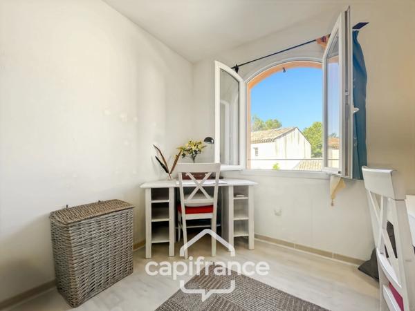 MAISON FAMILIALE de 80 m2 de surface au sol,terrain 180 m2, 3 chambres, salle de bain, salle d'eau, jardin, terrasse abritée, piscine résidentielle, place de parking privative