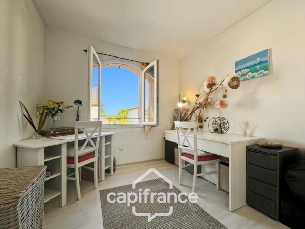 MAISON FAMILIALE de 80 m2 de surface au sol,terrain 180 m2, 3 chambres, salle de bain, salle d'eau, jardin, terrasse abritée, piscine résidentielle, place de parking privative