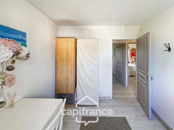 MAISON FAMILIALE de 80 m2 de surface au sol,terrain 180 m2, 3 chambres, salle de bain, salle d'eau, jardin, terrasse abritée, piscine résidentielle, place de parking privative