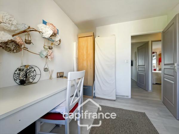MAISON FAMILIALE de 80 m2 de surface au sol,terrain 180 m2, 3 chambres, salle de bain, salle d'eau, jardin, terrasse abritée, piscine résidentielle, place de parking privative