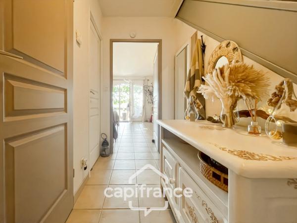 MAISON FAMILIALE de 80 m2 de surface au sol,terrain 180 m2, 3 chambres, salle de bain, salle d'eau, jardin, terrasse abritée, piscine résidentielle, place de parking privative