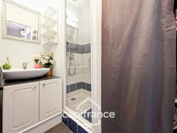 MAISON FAMILIALE de 80 m2 de surface au sol,terrain 180 m2, 3 chambres, salle de bain, salle d'eau, jardin, terrasse abritée, piscine résidentielle, place de parking privative