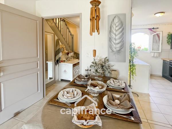 MAISON FAMILIALE de 80 m2 de surface au sol,terrain 180 m2, 3 chambres, salle de bain, salle d'eau, jardin, terrasse abritée, piscine résidentielle, place de parking privative
