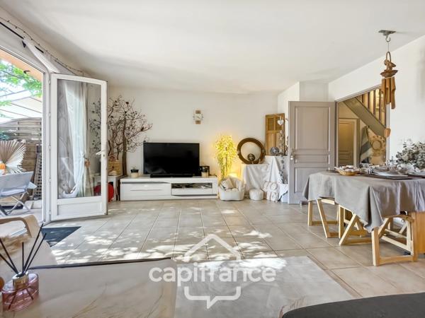 MAISON FAMILIALE de 80 m2 de surface au sol,terrain 180 m2, 3 chambres, salle de bain, salle d'eau, jardin, terrasse abritée, piscine résidentielle, place de parking privative