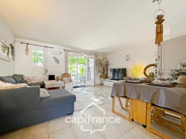 MAISON FAMILIALE de 80 m2 de surface au sol,terrain 180 m2, 3 chambres, salle de bain, salle d'eau, jardin, terrasse abritée, piscine résidentielle, place de parking privative