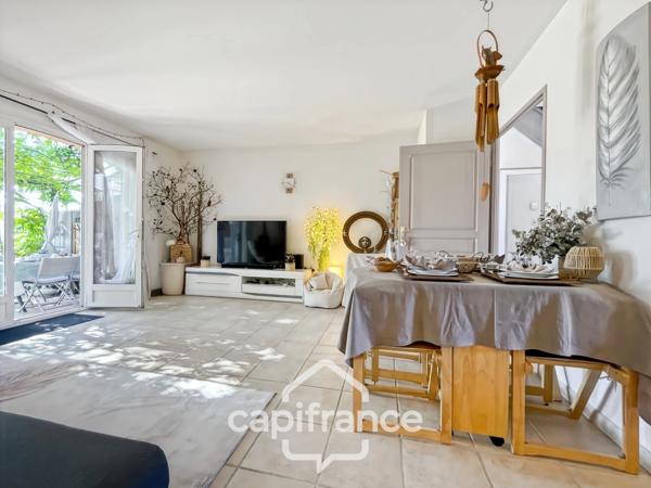 MAISON FAMILIALE de 80 m2 de surface au sol,terrain 180 m2, 3 chambres, salle de bain, salle d'eau, jardin, terrasse abritée, piscine résidentielle, place de parking privative