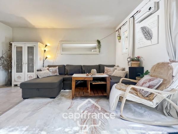 MAISON FAMILIALE de 80 m2 de surface au sol,terrain 180 m2, 3 chambres, salle de bain, salle d'eau, jardin, terrasse abritée, piscine résidentielle, place de parking privative