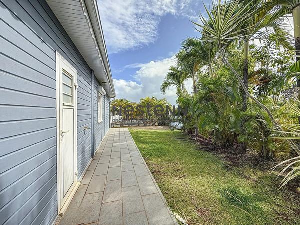 A VENDRE VILLA F4 AVEC PISCINE ET VUE MER A BEBEL SAINTE-ROSE