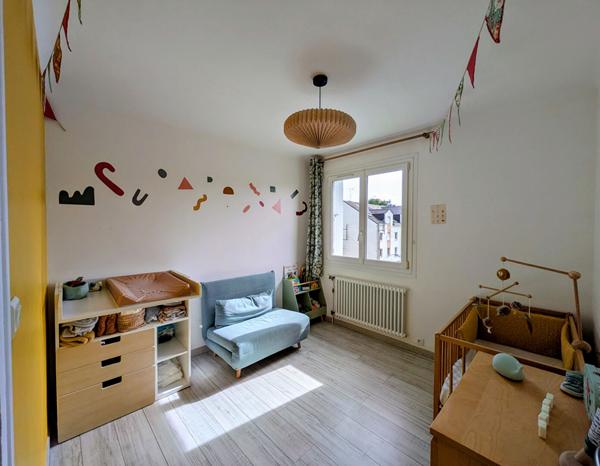 A vendre NANTES/ZOLA appartement 2 chambres/cave/double garage/ balcon Sud