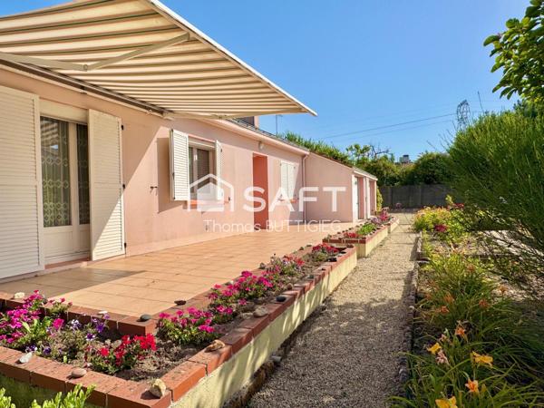 Maison plain-pied, 3 chambres et double garage.