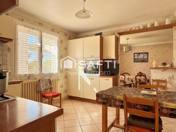 Maison plain-pied, 3 chambres et double garage.