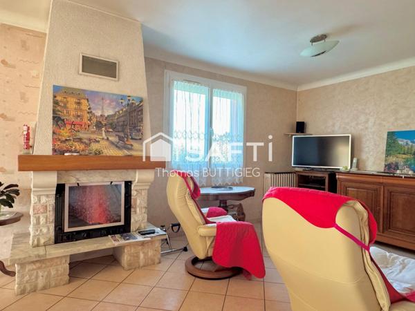 Maison plain-pied, 3 chambres et double garage.