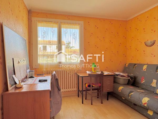 Maison plain-pied, 3 chambres et double garage.