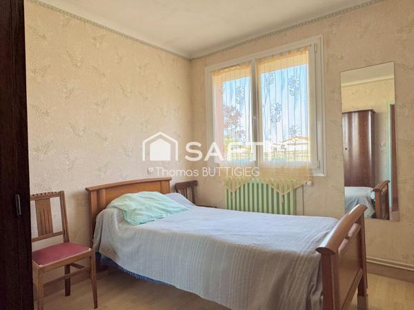 Maison plain-pied, 3 chambres et double garage.