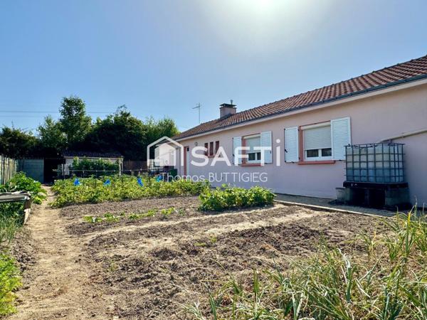 Maison plain-pied, 3 chambres et double garage.