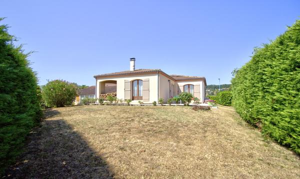 Boé quartier recherché - Maison de plain-pied semi-enterré de 133 m² avec 3 chambres, terrasses, garage et jardin sur un terrain de 750 m² environ