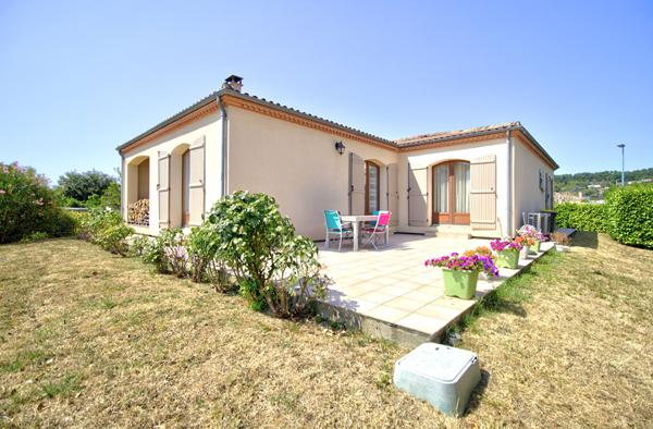 Boé quartier recherché - Maison de plain-pied semi-enterré de 133 m² avec 3 chambres, terrasses, garage et jardin sur un terrain de 750 m² environ