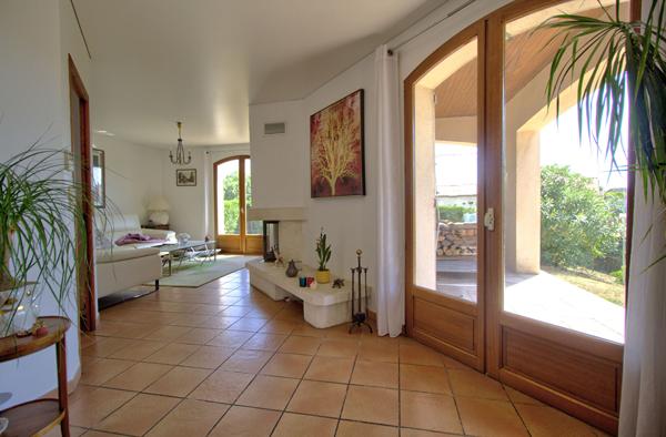 Boé quartier recherché - Maison de plain-pied semi-enterré de 133 m² avec 3 chambres, terrasses, garage et jardin sur un terrain de 750 m² environ
