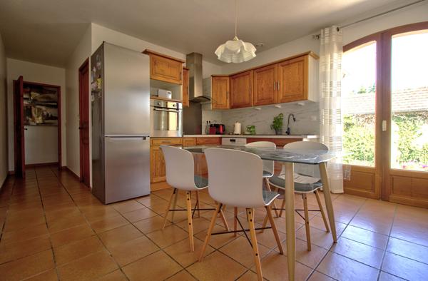 Boé quartier recherché - Maison de plain-pied semi-enterré de 133 m² avec 3 chambres, terrasses, garage et jardin sur un terrain de 750 m² environ