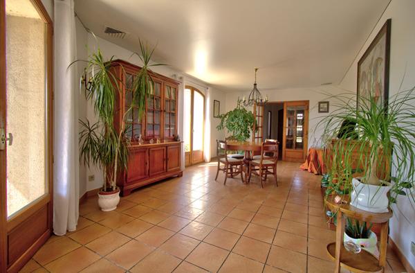 Boé quartier recherché - Maison de plain-pied semi-enterré de 133 m² avec 3 chambres, terrasses, garage et jardin sur un terrain de 750 m² environ