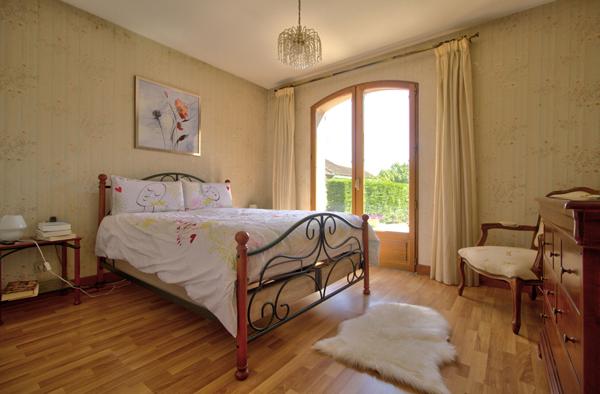 Boé quartier recherché - Maison de plain-pied semi-enterré de 133 m² avec 3 chambres, terrasses, garage et jardin sur un terrain de 750 m² environ