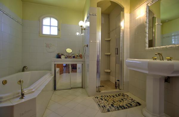 Boé quartier recherché - Maison de plain-pied semi-enterré de 133 m² avec 3 chambres, terrasses, garage et jardin sur un terrain de 750 m² environ