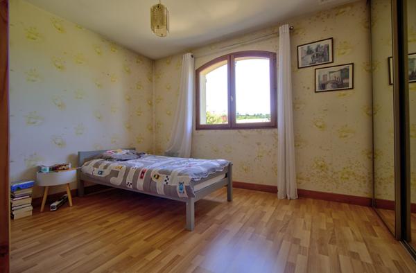 Boé quartier recherché - Maison de plain-pied semi-enterré de 133 m² avec 3 chambres, terrasses, garage et jardin sur un terrain de 750 m² environ