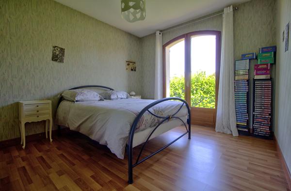 Boé quartier recherché - Maison de plain-pied semi-enterré de 133 m² avec 3 chambres, terrasses, garage et jardin sur un terrain de 750 m² environ