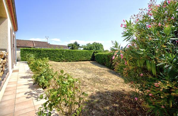 Boé quartier recherché - Maison de plain-pied semi-enterré de 133 m² avec 3 chambres, terrasses, garage et jardin sur un terrain de 750 m² environ