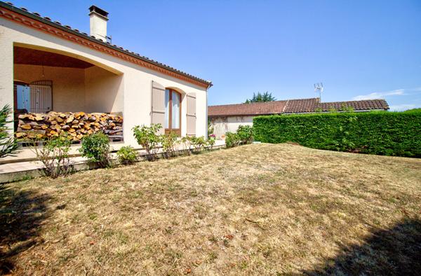 Boé quartier recherché - Maison de plain-pied semi-enterré de 133 m² avec 3 chambres, terrasses, garage et jardin sur un terrain de 750 m² environ