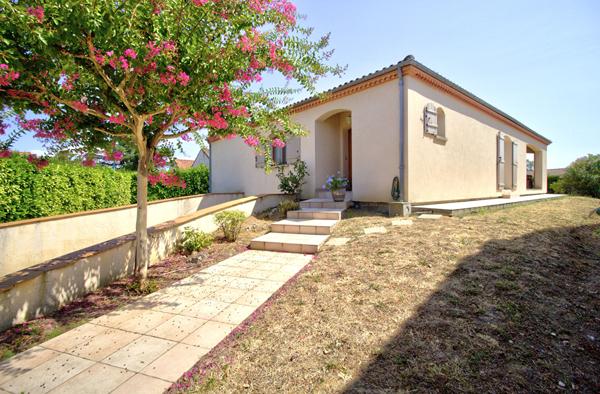 Boé quartier recherché - Maison de plain-pied semi-enterré de 133 m² avec 3 chambres, terrasses, garage et jardin sur un terrain de 750 m² environ