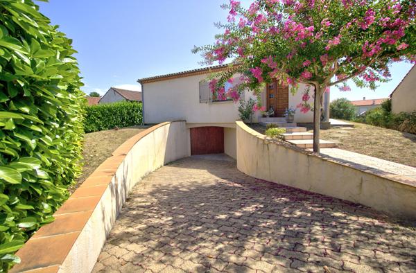 Boé quartier recherché - Maison de plain-pied semi-enterré de 133 m² avec 3 chambres, terrasses, garage et jardin sur un terrain de 750 m² environ