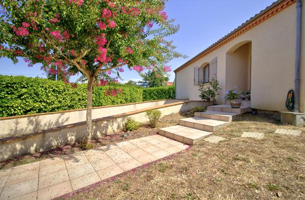Boé quartier recherché - Maison de plain-pied semi-enterré de 133 m² avec 3 chambres, terrasses, garage et jardin sur un terrain de 750 m² environ