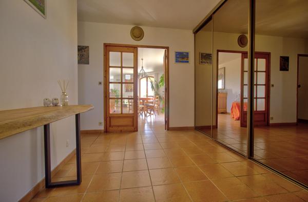 Boé quartier recherché - Maison de plain-pied semi-enterré de 133 m² avec 3 chambres, terrasses, garage et jardin sur un terrain de 750 m² environ