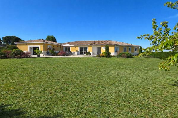 Maison familiale de plain pied de 2006 avec grande parcelle paysagée