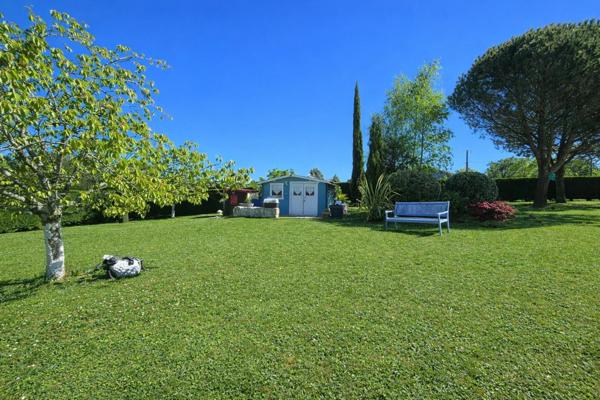 Maison familiale de plain pied de 2006 avec grande parcelle paysagée