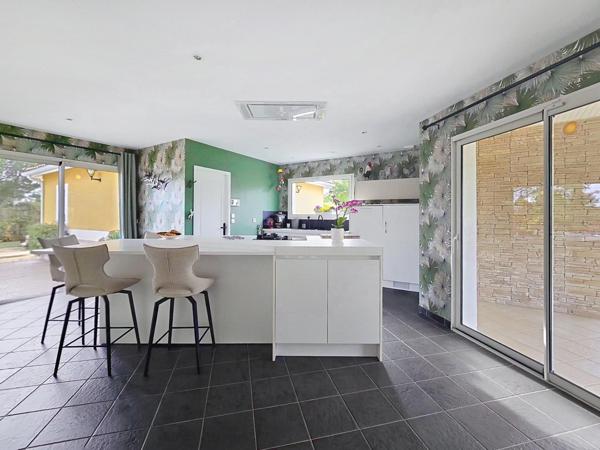 Maison familiale de plain pied de 2006 avec grande parcelle paysagée