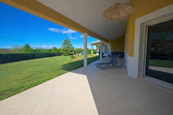 Maison familiale de plain pied de 2006 avec grande parcelle paysagée