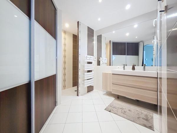 Maison familiale de plain pied de 2006 avec grande parcelle paysagée